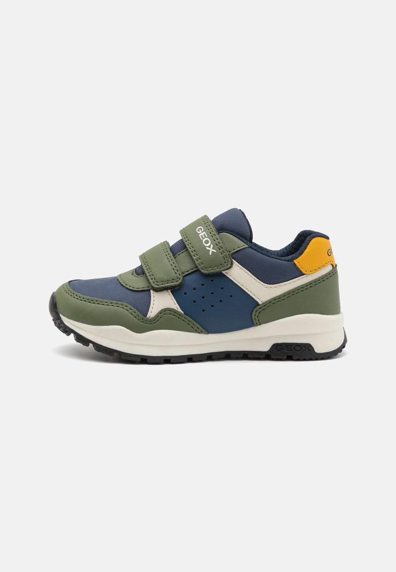 Zöld, tengerész kék és krémszínű GEOX sneaker, kétpántos tépőzáras záródással, perforált oldalsó díszítéssel és texturált gumitalppal.