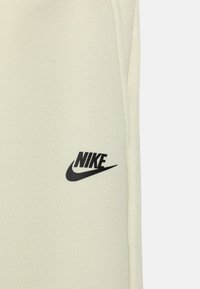 Nike Sportswear TECH FLEECE - Šortky - sea glass/black