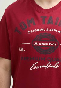 TOM TAILOR PLUS - MIT LOGO - T-shirt print - deep red