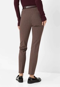 BRAX STYLE LILLYTH NEW - Stoffhose - cranberry