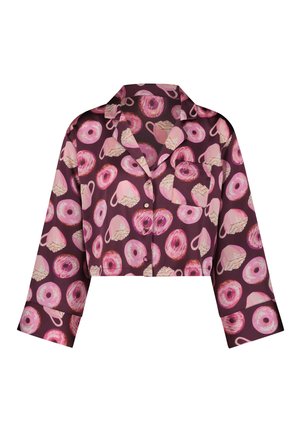 Chemise courte avec un fond violet ornée de motifs de donuts roses et de tasses de café. Conçue avec un col et une fermeture à boutons.