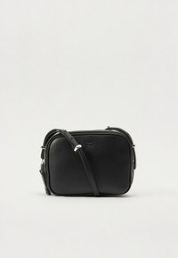 Schwarze rechteckige Umhängetasche mit verstellbarem Riemen, silbernem Reißverschluss und kleinem geprägtem Schmetterlingslogo auf der Vorderseite.