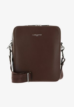 Sac messager en cuir marron au design carré élégant, logo en métal argenté, et bandoulière réglable avec un motif tissé et des garnitures en métal.