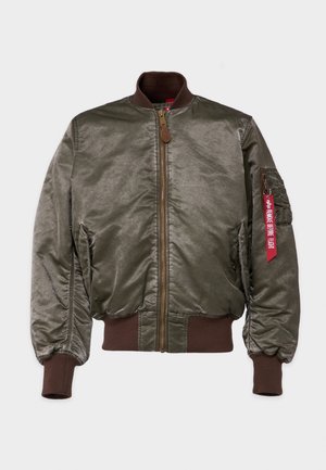 Olive zaļa bomber jaka ar ribotu brūnu apkakli un piedurknēm, priekšējo rāvējslēdzēju, sānu kabatām un uzlikumu ar sarkano etiķeti uz piedurknes.