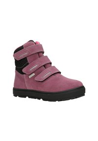 Bottines en suede rose avec des accents en maille noire, trois bandes auto-agrippantes et une semelle en caoutchouc dotée d'un motif de grip texturé.