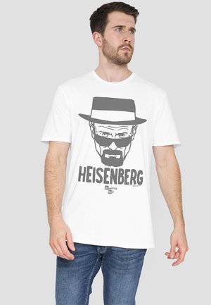 Weißes Baumwoll-T-Shirt mit einem großen grauen Grafik eines Mannes mit Sonnenbrille und Hut. Darunter steht der Text "HEISENBERG" mit dem "Breaking Bad"-Logo.