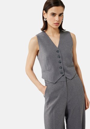 Grau maßgeschneiderte Weste mit tiefem V-Ausschnitt, sechs Knöpfen und seitlichen Taschen; kombiniert mit passenden weiten Hosen, gefertigt aus strukturiertem Stoff.