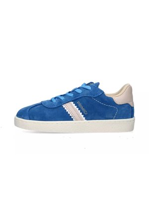 Sneaker blu in suede con lacci azzurri chiari e una striscia bianca come accentuazione. Design confortevole con suola in gomma testurizzata e cappuccio del tallone beige.