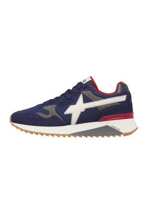 Sneaker blu navy, grigio e bianco con fodera rossa, logo a stella bianca, suola testurizzata e marchio W6YZ sulla suola intermedia bianca.