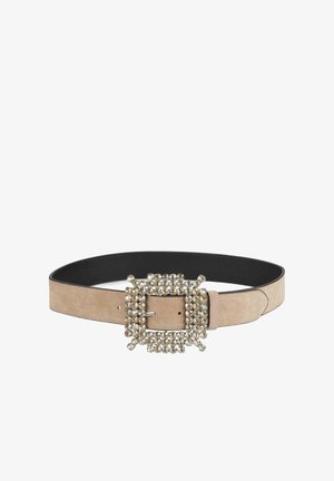 Cinturón de ante beige con una banda ancha y texturizada y una gran hebilla cuadrada decorada con cristales transparentes. Presenta un forro interior negro suave.