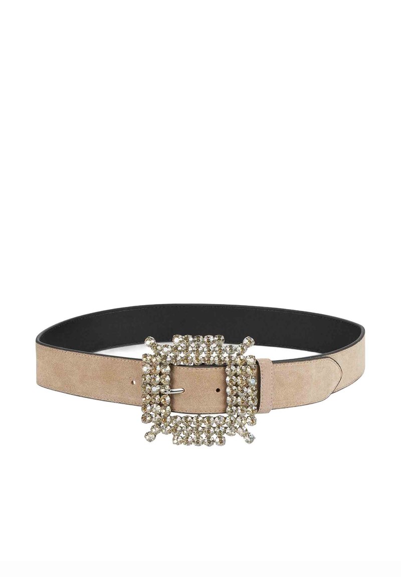 Beżowy zamszowy pasek z szeroką, teksturowaną taśmą i dużą, kwadratową klamrą ozdobioną przezroczystymi kryształami. Posiada gładkie, czarne wnętrze.