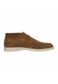 Bottines en suède marron avec un bout rond, une semelle beige et un laçage décoratif. Texture lisse et détails de couture minimal.