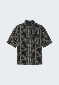 Chemise noire à manches courtes avec boutons, motifs floraux blancs en lignes et col.