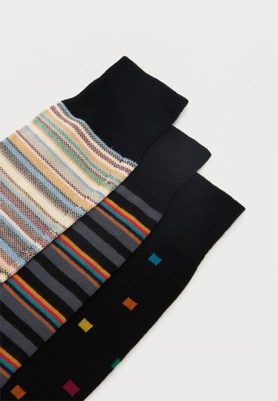 Τρία ζευγάρια κάλτσες για πλήρωμα με μαύρες μανσέτες· ένα ριγέ σε παστέλ χρώματα, ένα ριγέ σε σκούρους τόνους και ένα μαύρο με μικρά πολύχρωμα τετράγωνα.