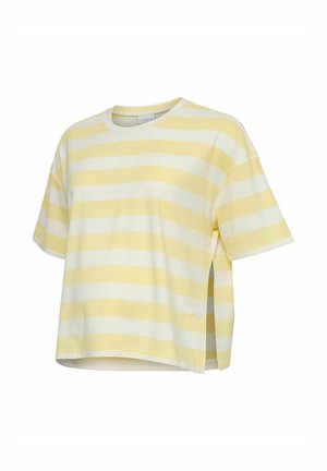 T-shirt à manches courtes, coupe ample, avec de larges rayures horizontales jaunes et blanches et des fentes latérales sur un fond blanc.