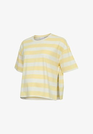 T-shirt à manches courtes, coupe ample, avec de larges rayures horizontales jaunes et blanches et des fentes latérales sur un fond blanc.