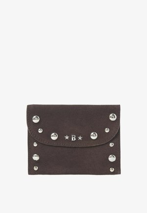 Tarjetero de ante marrón con tachuelas plateadas, una solapa frontal y un logotipo que presenta la letra "B" con estrellas. Diseño compacto y texturizado.