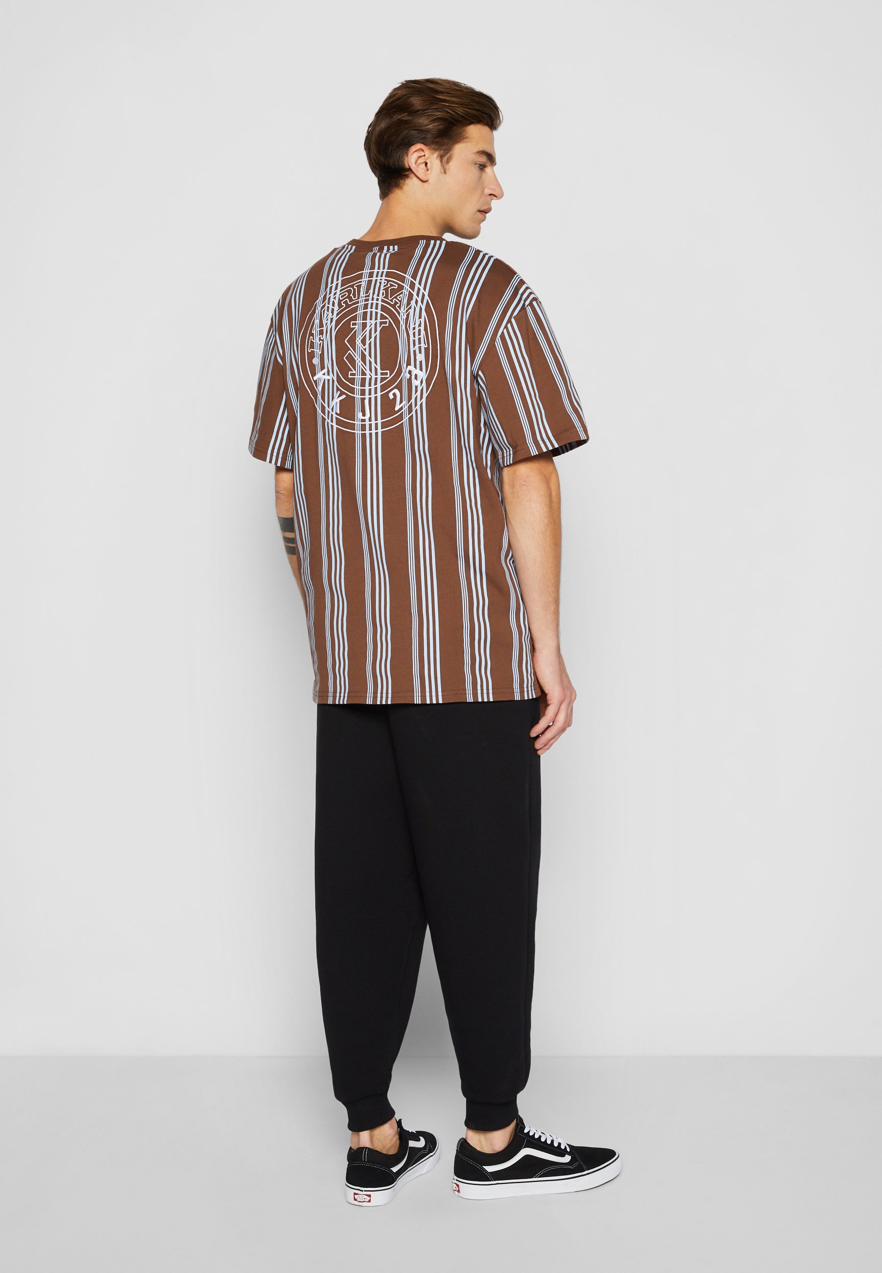 KARL KANI◆Tシャツ Small Signature Striped Tee / Brown Karl Kani SMALL SIGNATURE STRIPED - T-shirt con stampa
