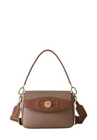 Sac à main en cuir marron texturé avec un fermoir doré, panneau avant plat, et une bandoulière ajustable, présentant des accents lisses et une forme rectangulaire.