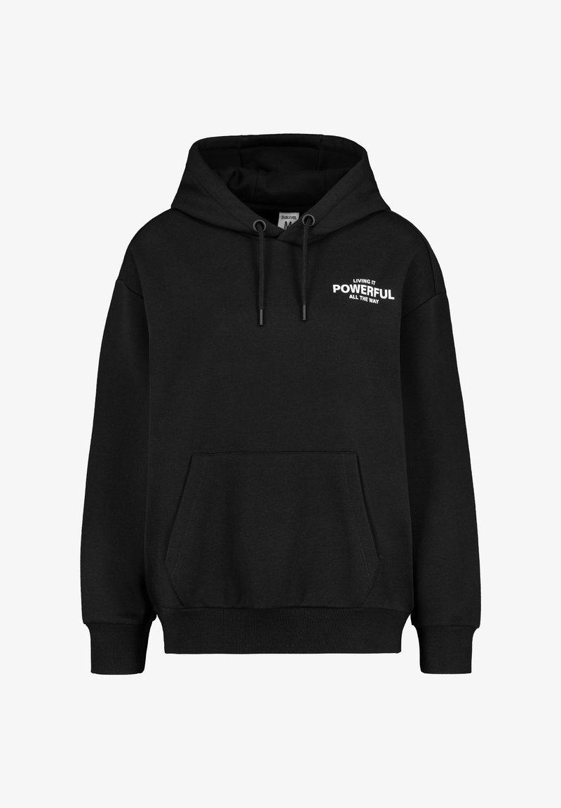 Schwarze Kapuzenpullover aus weichem Material. Verfügt über eine Kängurutasche, gerippte Bündchen und Saum, mit weißem Text: "LIVING IT POWERFUL ALL THE WAY."