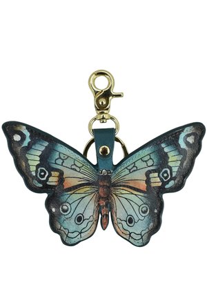 Vlinder-vormige sleutelhanger van multi-kleurig leer met ingewikkelde patronen. Messing clip hardware en een teal kleuraccent in het midden.