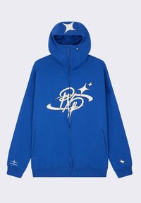 Blauwe ritssporttrui met hoge kraag. Bevat een groot wit grafisch ontwerp en steraccenten. Inclusief voorzakken en geribbelde manchetten.
