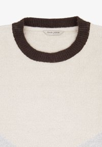 Maglione a maglia crema con un colletto rotondo a coste di color marrone scuro. Presenta una texture morbida e un'etichetta con la scritta "DAN JOHN" sul colletto.