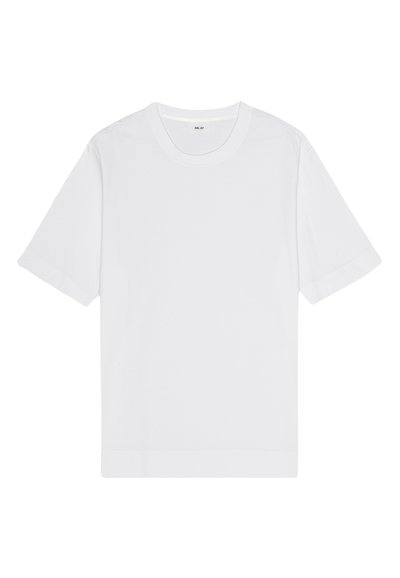 Witte katoenen t-shirt met korte mouwen, ronde halslijn en een rechte zoom. Gladde textuur, minimalistisch ontwerp, geen zichtbare patronen of accenten.