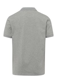 Polo gris clair uni à manches courtes, vu de dos, avec un col classique et sans logos ni motifs visibles.