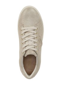 Hellbeige Sneaker mit einer strukturierten metallischen Oberfläche, ausgestattet mit beigen Schnürsenkeln, goldenen Ösen und einer gepolsterten Innensohle. Glatte Oberfläche und minimalistisches Design.