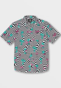 Chemise à manches courtes présentant un motif à rayures ondulées noir et blanc avec des flamants roses et des palmiers turquoise. Col boutonné et poche.