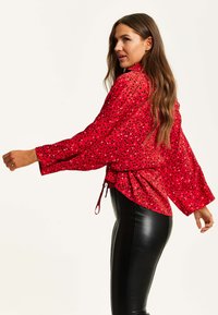 Liquorish HEART PRINT WITH LONG SLEEVES AND TIE WAIST - Button-down blouse - red