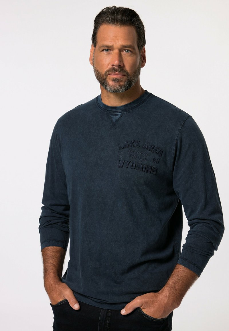 Granatowa bawełniana koszula z długimi rękawami i okrągłym dekoltem, z wytłoczonym napisem "LAKE AREA WYOMING" na klatce piersiowej. Miękka, teksturowana tkanina.