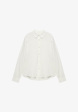 Bela dolga srajca z gumbi, ovratnikom in manšetami, prikazana položena na belem ozadju.