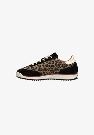 Zwarte suède sneakers met een luipaardprintdesign aan de zijkanten, witte veters en een gestructureerde rubberen zool.