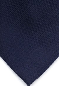 Marineblauwe textuurstof met een geweven patroon; zacht, duurzaam materiaal geschikt voor formele kleding. Scherpe, puntige uiteinde.