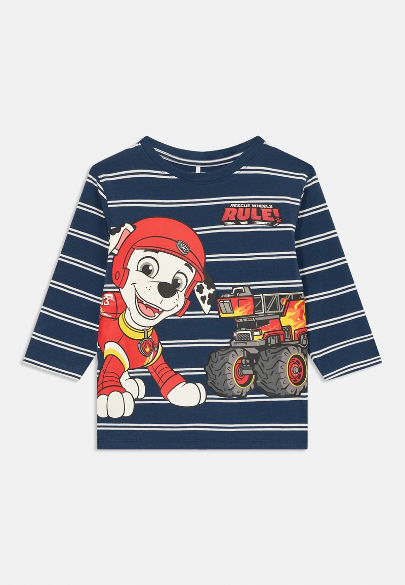 Jūras spēku svītrainā garām piedurkņu T-krekls ar karikatūras suni sarkanā ķiverē un ugunsdzēsēju formas tērpā, kuram ir monstra automobiļa grafika.