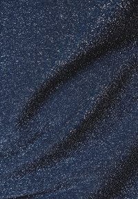 Nachtblauem, glänzendem Stoff mit strukturiertem Oberflächen, der metallische Fäden aufweist, die einen funkelnden Effekt erzeugen. Weiche, fließende Qualität.