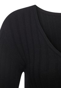 Zwarte ribgebreide top met een V-hals. Kenmerkt zich door verticale strepen en een licht gestructureerd oppervlak. Mouwen zijn aangesloten op het lichaam.