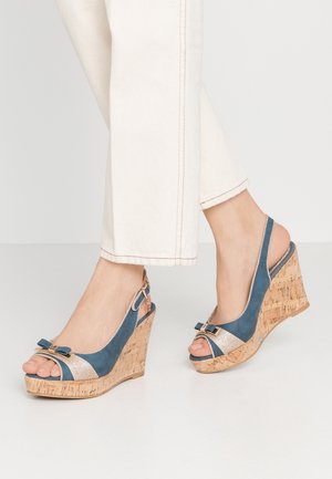Blå og metalfarvede kile-sandaletter med en korkplatform, åben tå og dekorativ sløjfe foran, komplet med en ankelrem.