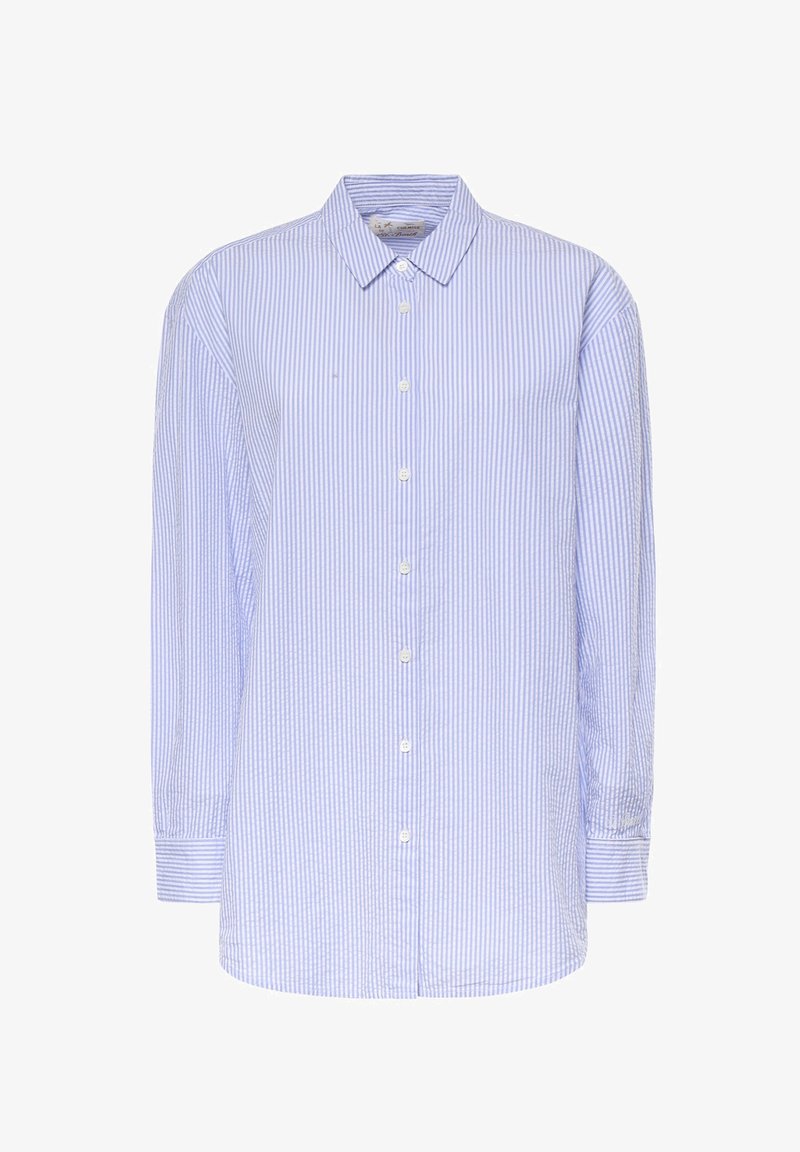 Camisa de manga larga con botones, de rayas verticales en azul claro y blanco, con cuello y puños, mostrada sobre un fondo blanco.