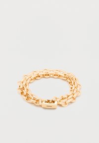 Kuldne metallist käevõru, millel on omavahel seotud lingid ja logoaktsendiga lukk. Disain on sile ning läikiva viimistlusega.