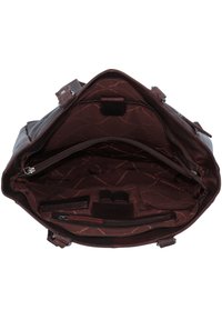 Sac à main en cuir marron avec un intérieur spacieux, présentant un motif matelassé, des compartiments zippés et diverses poches pour une meilleure organisation.