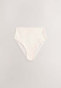 Lenjerie pentru femei cu talie înaltă, de culoare crem, cu bordură delicată din dantelă de-a lungul deschiderilor picioarelor, afișată pe un fundal neutru.