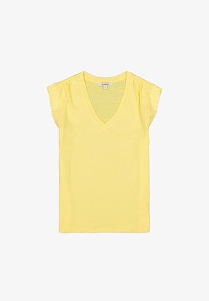 Geel T-shirt met korte mouwen en een V-hals, met gestructureerde accenten op de schouders en een losse pasvorm. Gemaakt van een zachte, lichtgewicht stof.