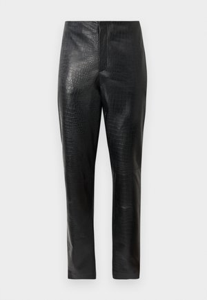 Pantalones negros de piel sintética con una sutil textura de cocodrilo, corte recto y cintura alta, exhibidos sobre un fondo blanco liso.