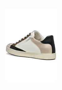 Zapatilla de cuero blanca con acentos en beige y negro, que presenta un detalle de estampado de leopardo texturizado y una suela de goma. Vista lateral, diseño con cordones.