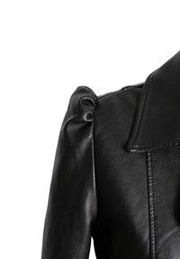 Giubbotto di pelle nera con colletto strutturato e dettagli con spalle arricciate. Texture liscia con cuciture visibili lungo le cuciture.