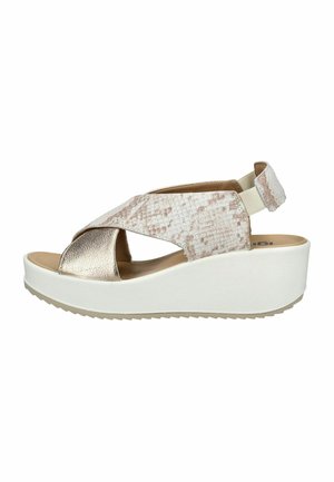 Sandali platform con suola in gomma bianca, caratterizzati da un design a tracolla incrociata in oro metallico e tessuto con stampa serpente testurizzata. Fascetta posteriore regolabile.