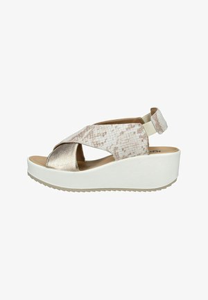 Platformové sandály s bílou gumovou podrážkou, které mají design s překříženými pásky v metalické zlaté a texturované hadí textilii. Nastavitelný pásek na patě.